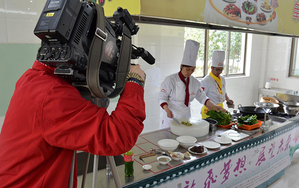 大师教你做青团 上海电视台来校摄制节目